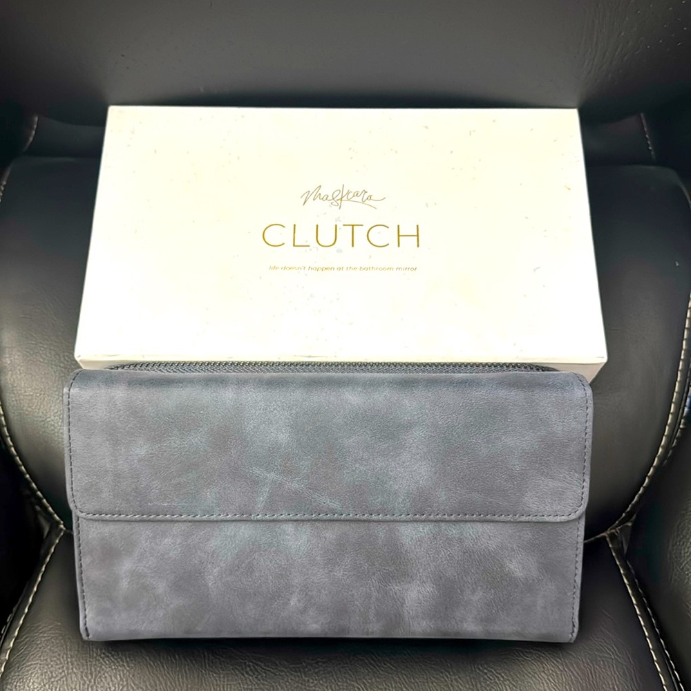 Clutch by Seint Beauty